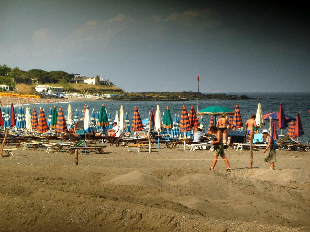 pietre nere Aparthotel Giardini Naxos Exterior foto